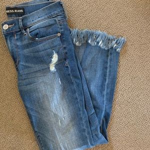 Express cropped jean with fray hem